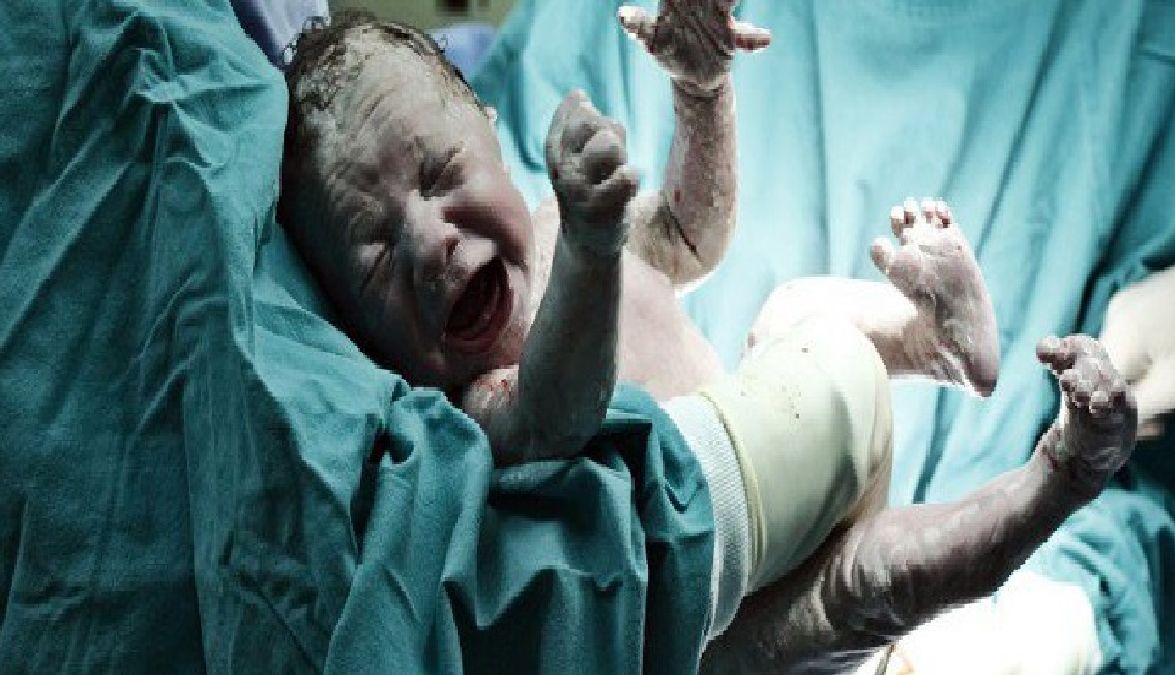Découvrez l’incroyable histoire de la naissance de ce bébé miracle…